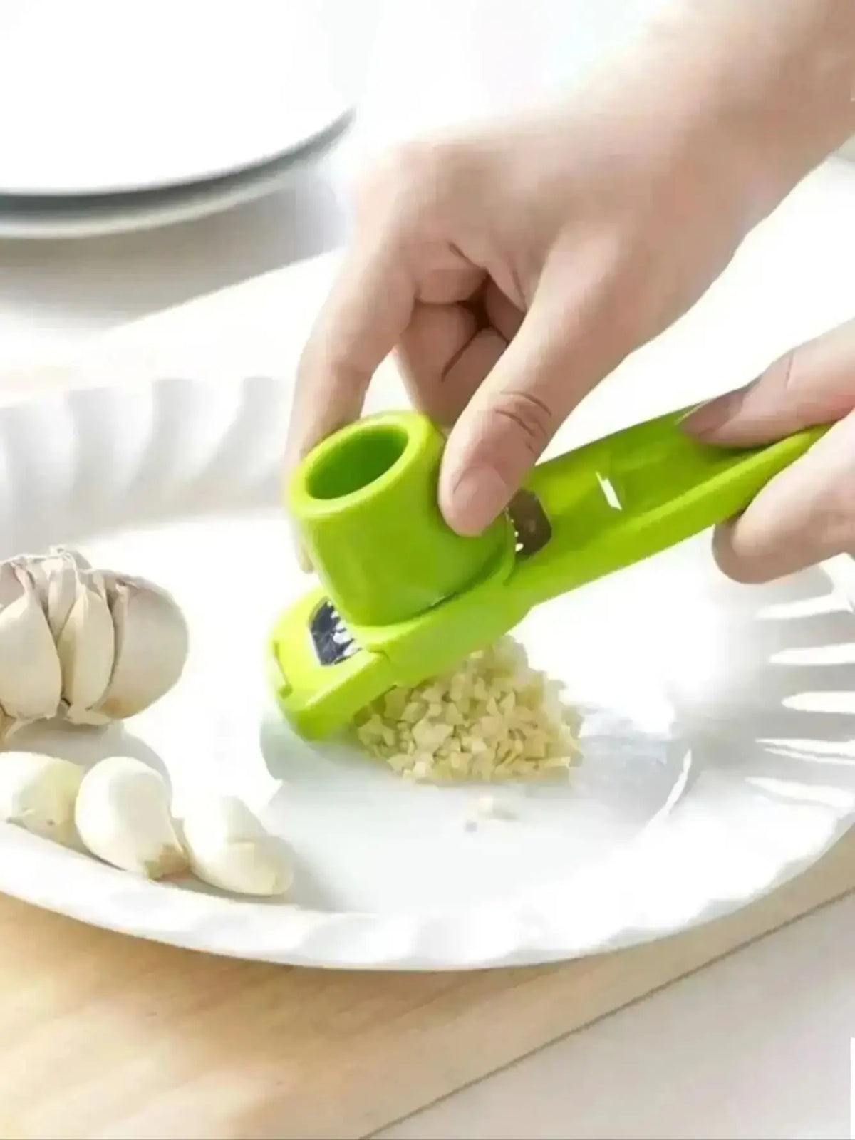 1 Pcs Mini Garlic Grinder Garlic Press Kitchen Ginger Garlic Mash Cutter Manual Garlic Mashing Green Kitchen Gadgets Accessories